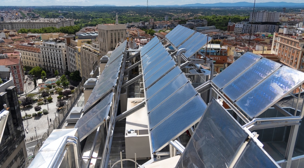 Oanles solares en la cubierta de un hotel reformado por Avintia Rehabilit-a de Avintia Servicios