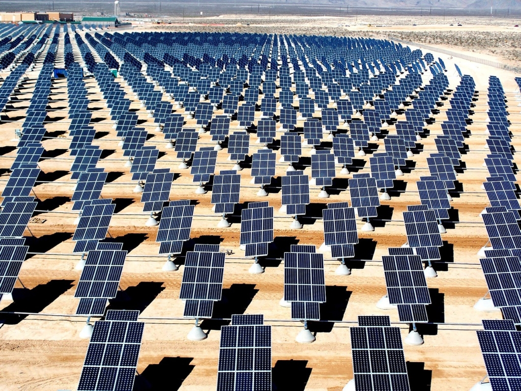 Energías renovables fotovoltáicas. Desarrollo fotovoltáico con paneles solares para producción de energías renovables.