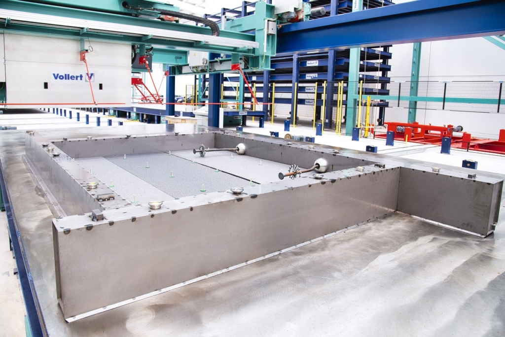 Robot que marca las mesas de la línea de producción en la fábrica de construcción industrializada de ávita, empresa de construcción industrializada de Grupo Avintia
