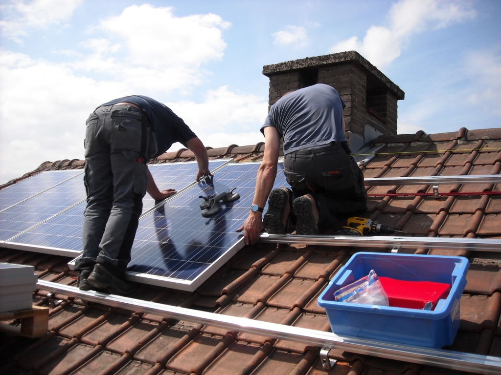 Instalación de placas solares en un techo de una vivienda para autoconsumo de energía en España